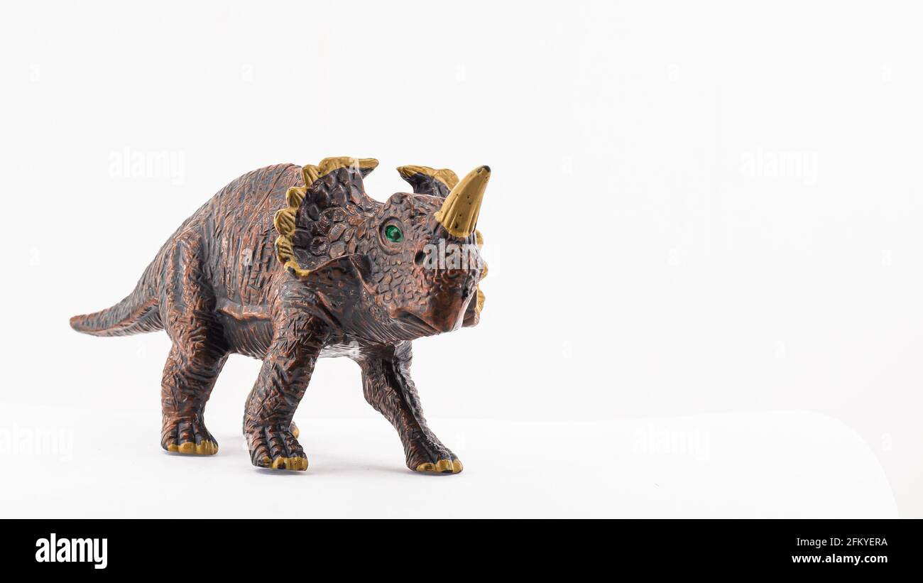 dinosauro giocattolo isolato su sfondo bianco Foto Stock