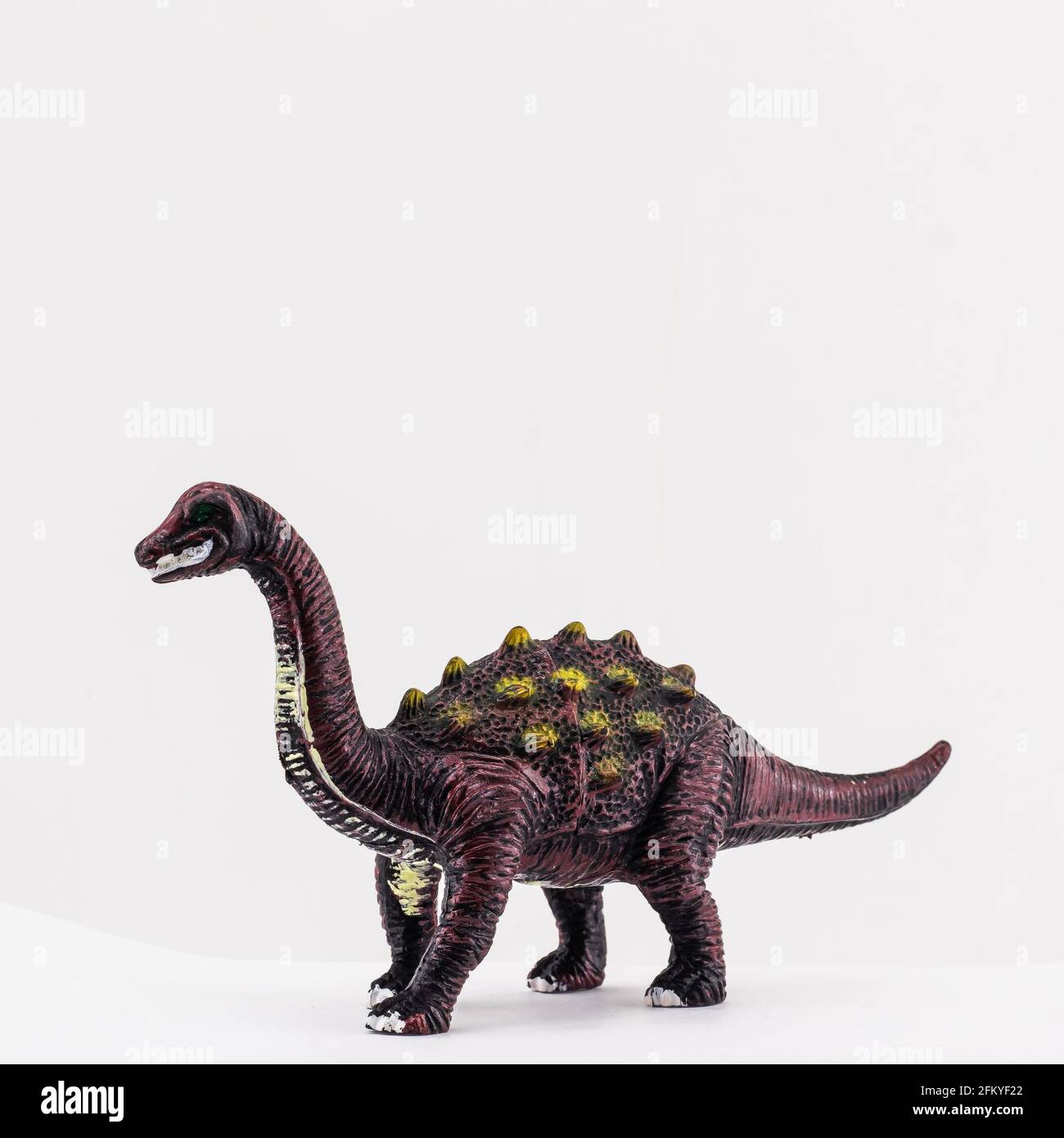 dinosauro giocattolo isolato su sfondo bianco Foto Stock