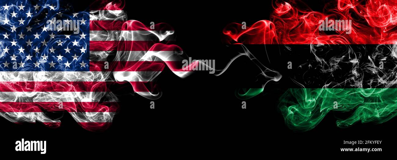 Stati Uniti d'America, America, USA, Stati Uniti contro organizzazioni, Bandiere mistiche pan africane, UNIA fumose affiancate. Spessa colorata setosa A. Foto Stock