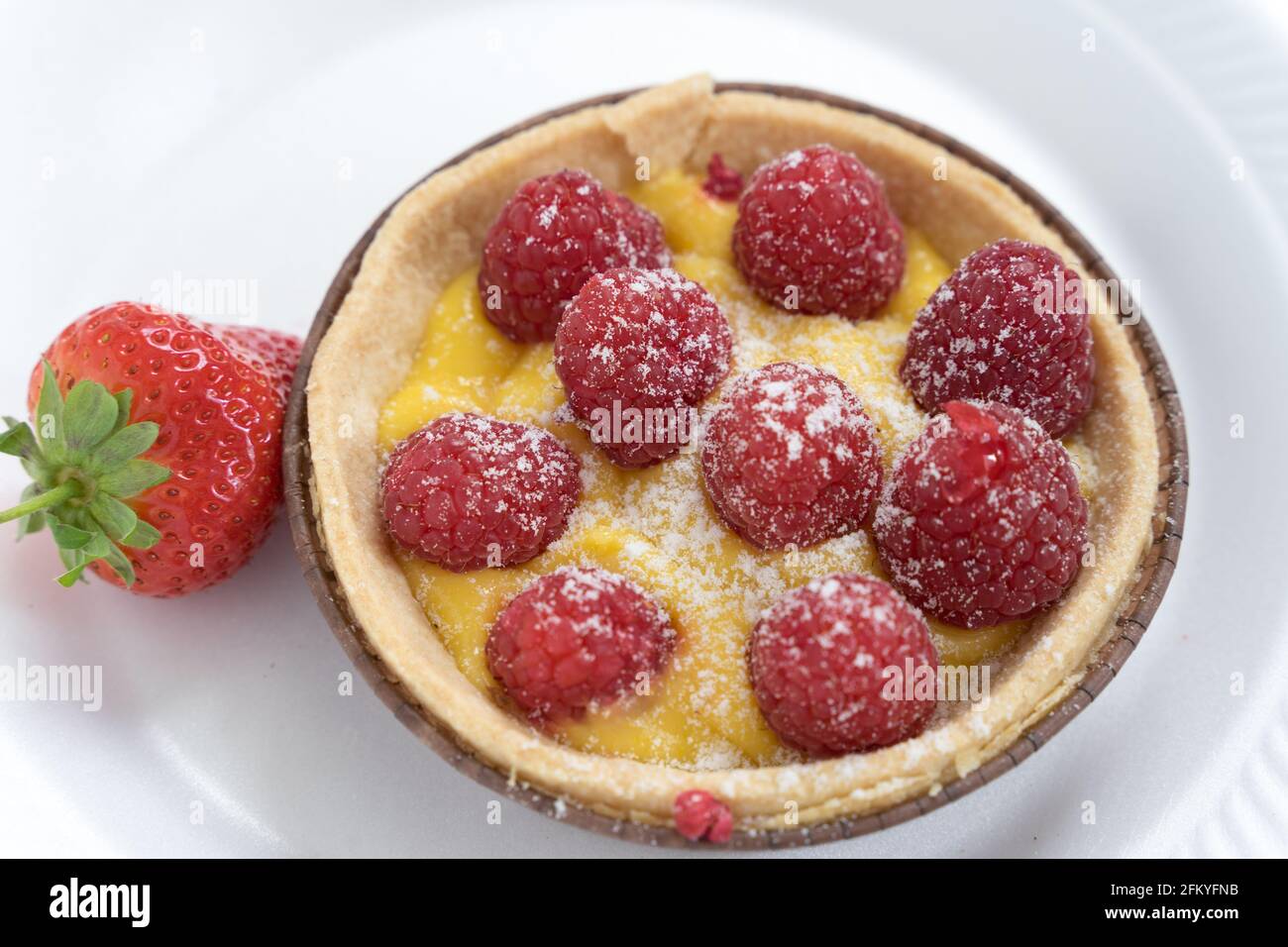 Crostata di limone e lampone con fragola, cibo, snack, deserto Foto Stock