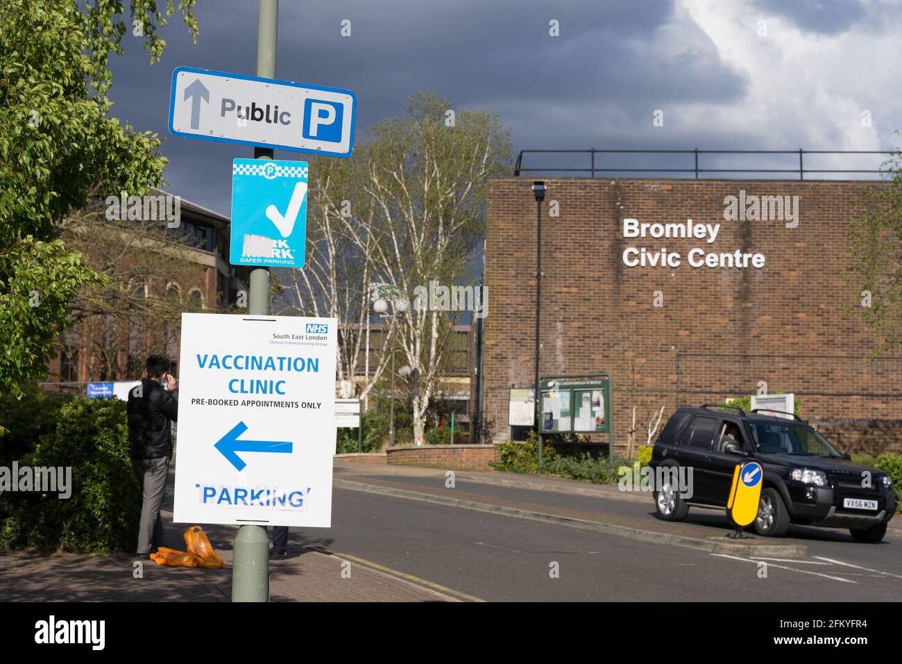 Fuori dal centro amministrativo di Bromley, cartello postato per il parcheggio riservato per la clinica di vaccinazione Covid-19, Bromley, Kent, Inghilterra Foto Stock