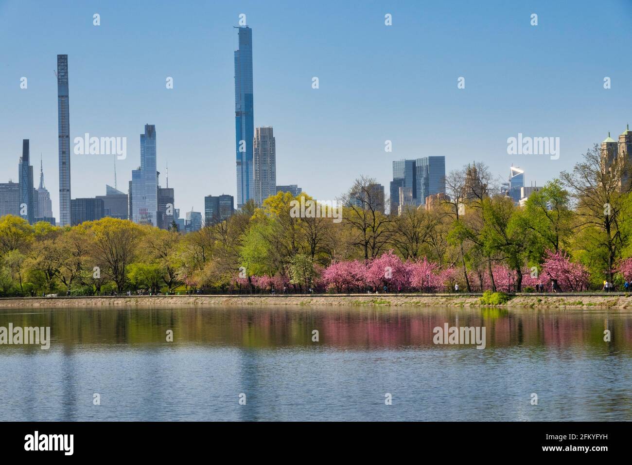 Silhouette di supertall a New York City come visto dal bacino idrico Jacqueline Kennedy Onassis a Central Park, USA 2021 Foto Stock
