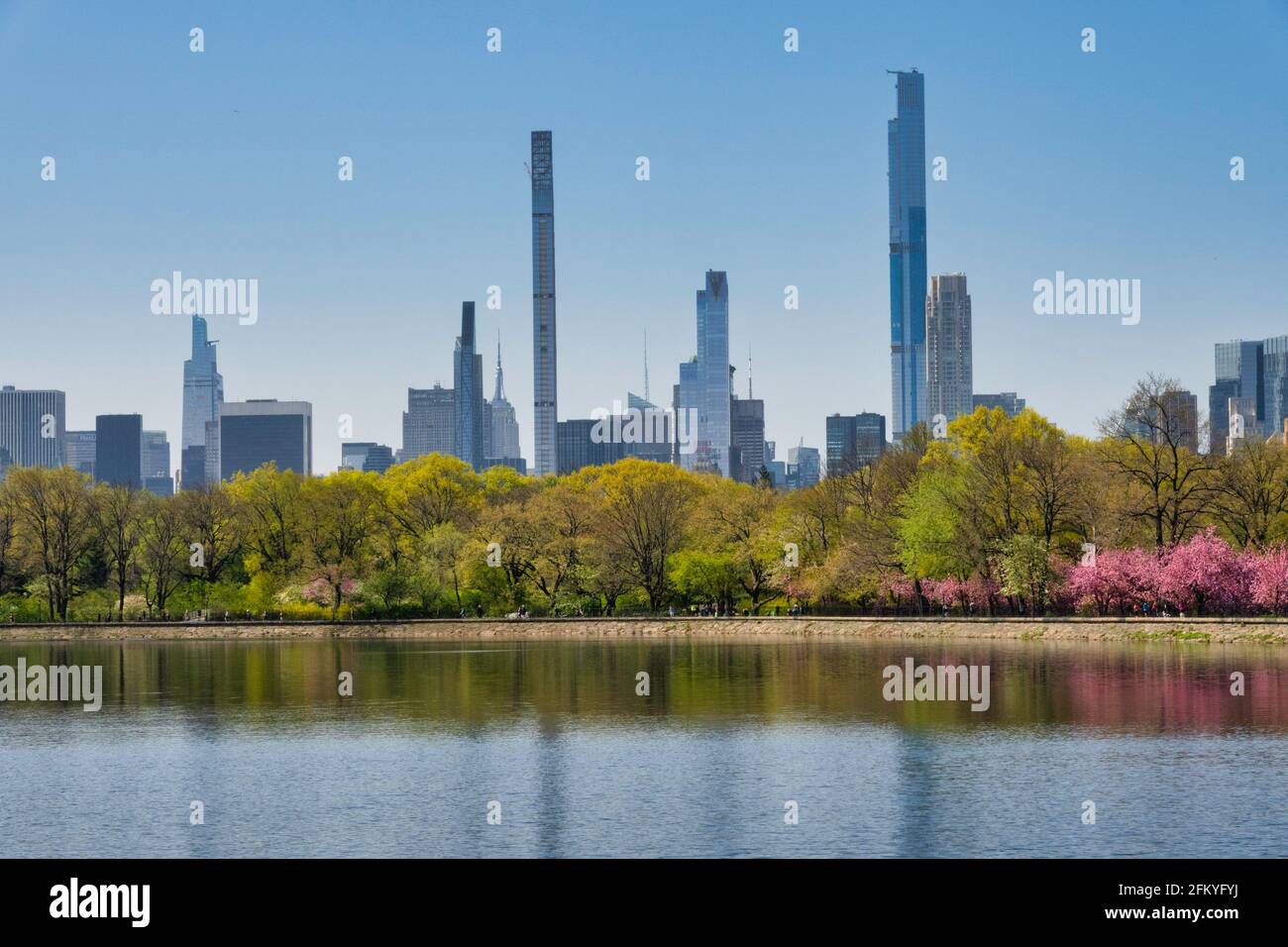 Silhouette di supertall a New York City come visto dal bacino idrico Jacqueline Kennedy Onassis a Central Park, USA 2021 Foto Stock
