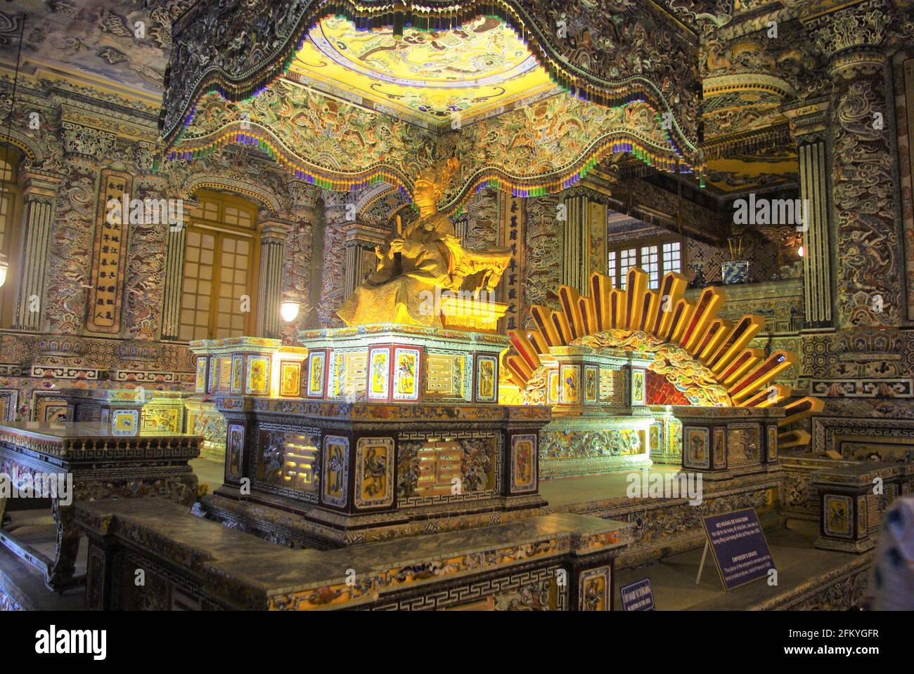 Sontuosi interni del mausoleo dell'imperatore Khan Dinh, fiume profumo, Hue, Vietnam, Asia Foto Stock