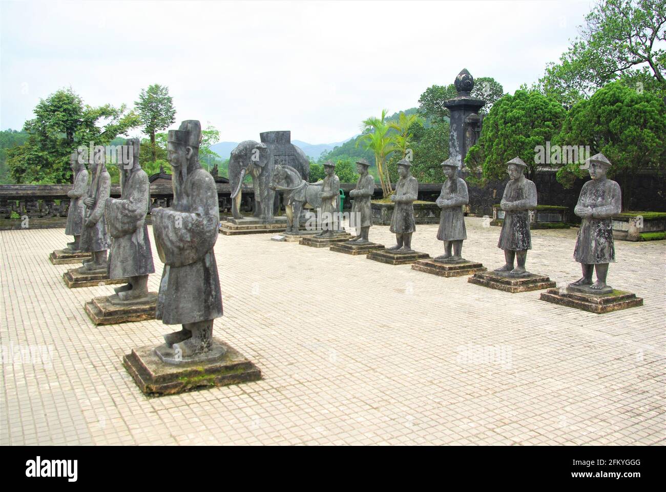 Sculture di guerrieri presso la tomba di Minh Mang, Tombe reali, Fiume dei profumi, Hue, Vietnam, Asia Foto Stock