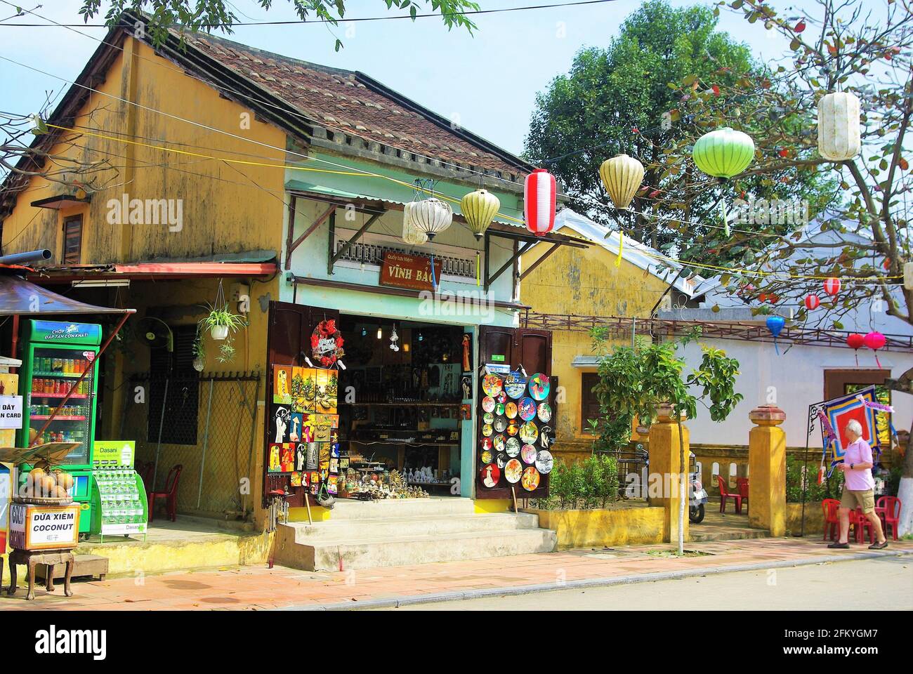 Negozio con decorazioni di strada, Hoi An, Vietnam, Asia Foto Stock