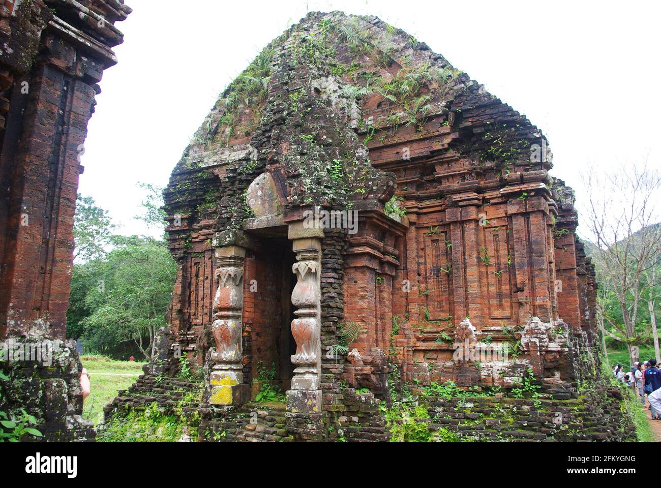 Tempio in mattoni rossi a My Son, antica città della civiltà Champa, sito gravemente danneggiato durante la guerra tra Stati Uniti e Vietnam, vicino a da Nang, Vietnam, Asia Foto Stock