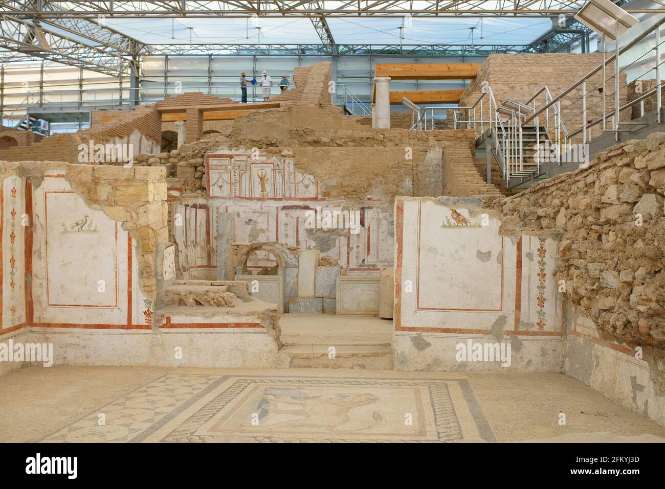 Case con terrazza nelle rovine di Efeso, sono un'area di insediamento composta da sette case appartenenti al periodo romano della città antica Foto Stock