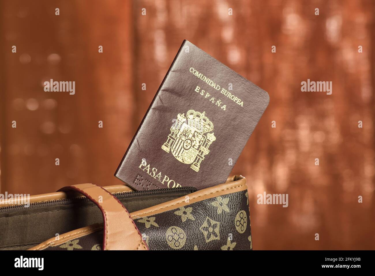 un passaporto in borsa di donna Foto Stock