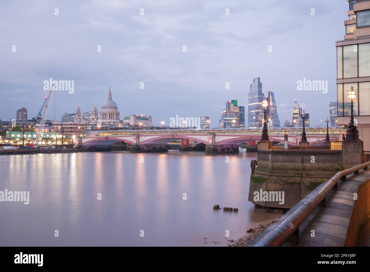 Illuminato fiume Blackfriars Bridge di Joseph Cubitt luci LED vicino Leo Villareal Foto Stock