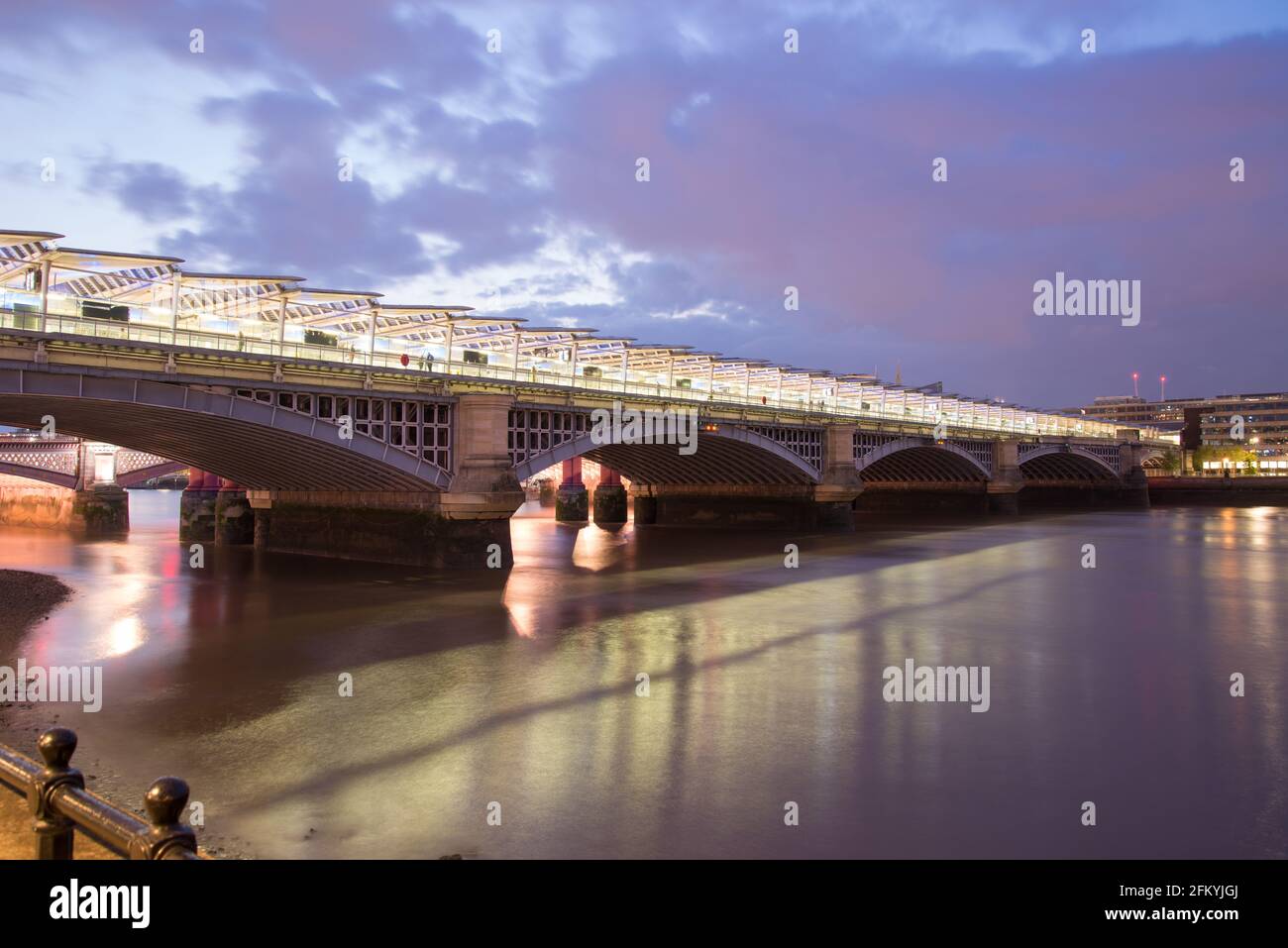 Illuminato fiume Blackfriars Bridge di Joseph Cubitt luci LED vicino Leo Villareal Foto Stock