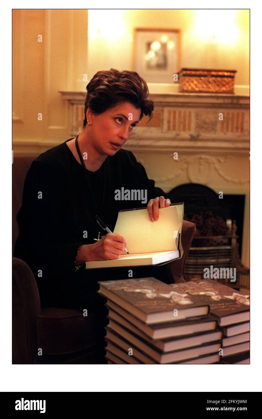 Tina Sinatra firma copie del suo libro ottobre 2000 presso l'hotel Savoy. Foto Stock