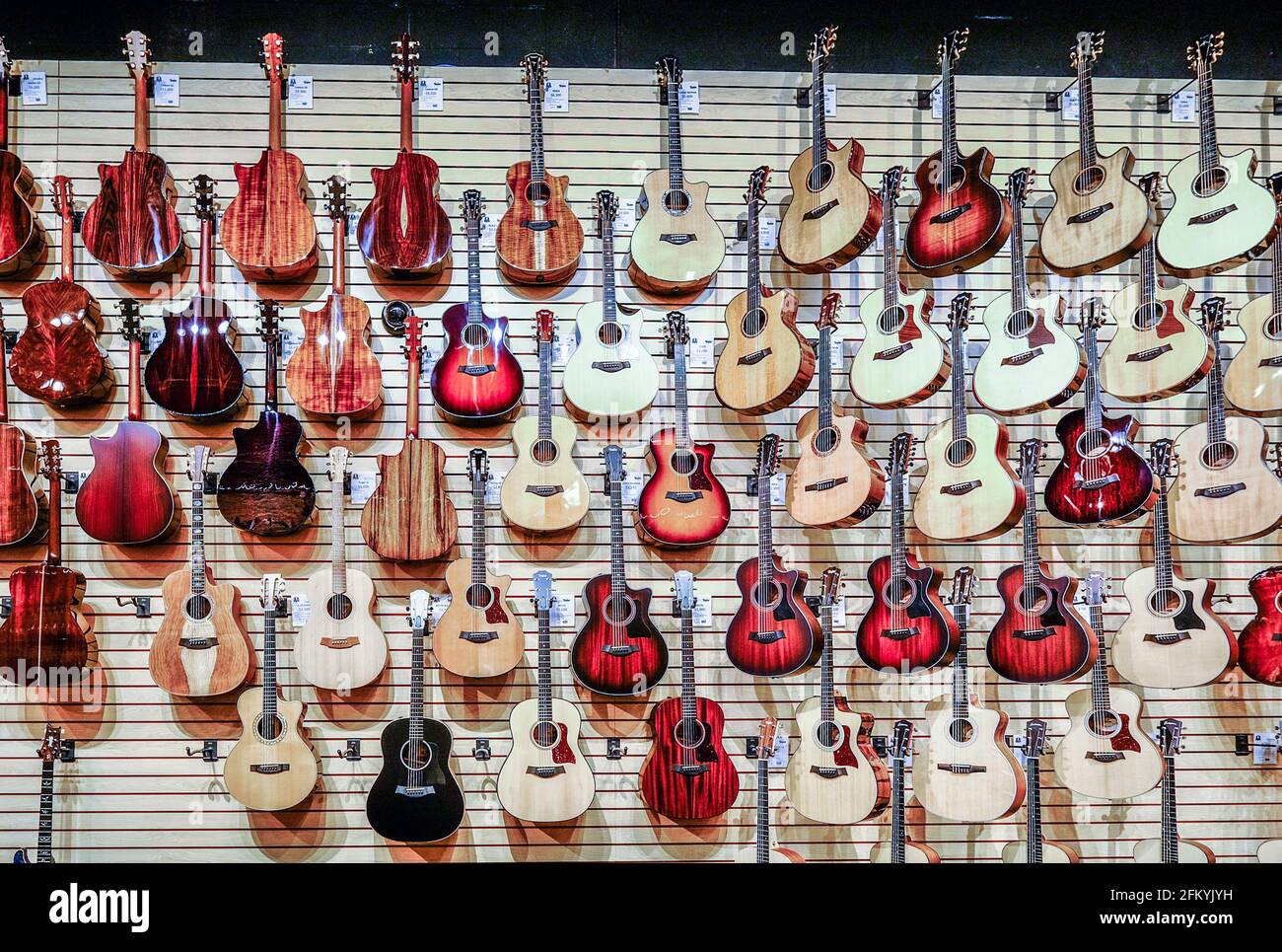 Muro di chitarra acustica Foto Stock