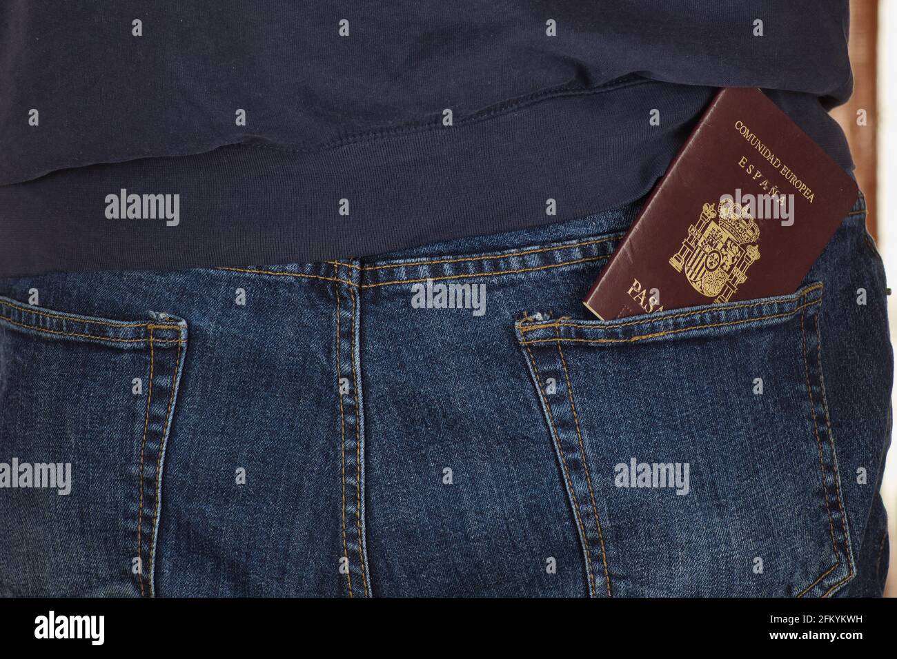 primo piano del passaporto nella tasca posteriore dell'uomo Foto Stock