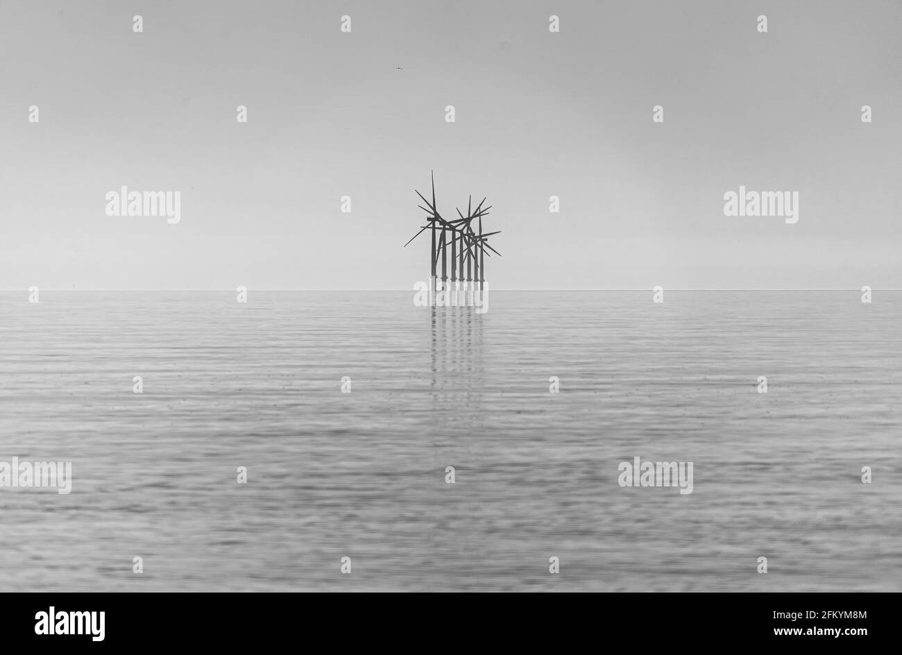 Turbine eoliche offshore che generano energia e elettricità rinnovabili al largo della costa di essex clacton per sfondo ecologico, texture, carta da parati Foto Stock