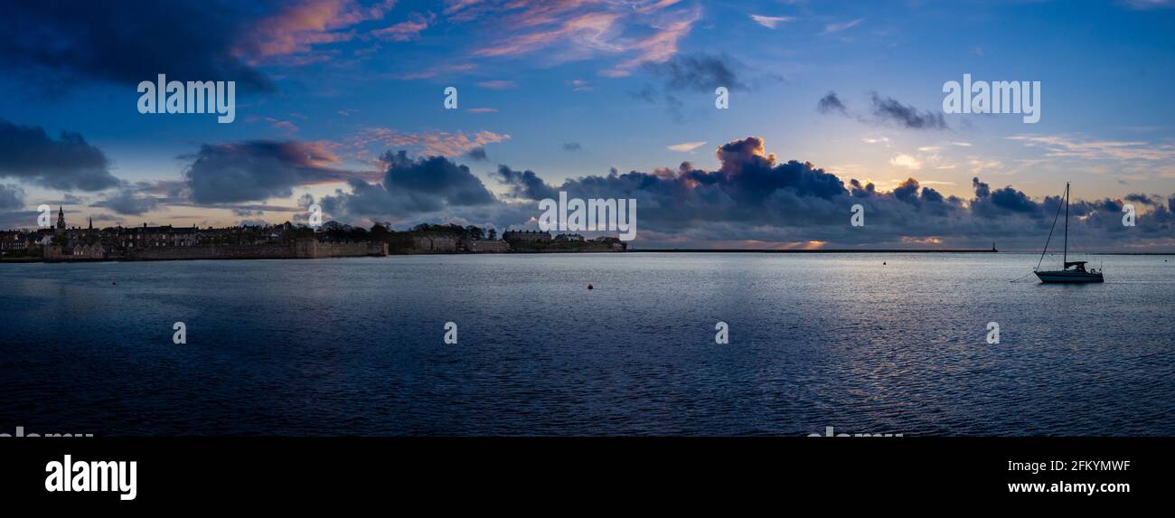 Berwick Upon Tweed, la città più settentrionale d'Inghilterra. Vista panoramica sull'estuario del Tweed Foto Stock