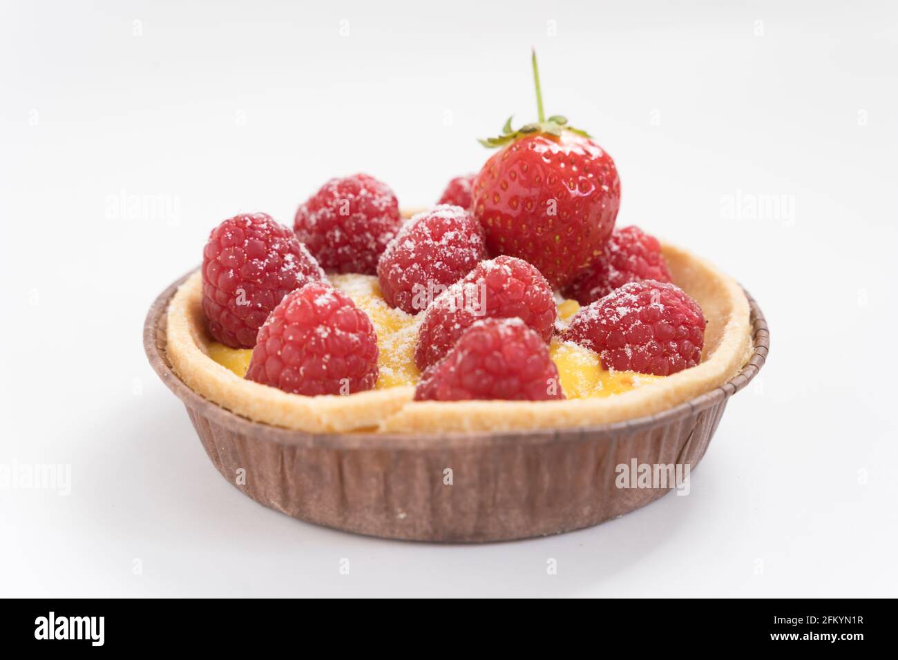 crostata di limone e lampone su sfondo bianco, cibo, deserto, snack Foto Stock