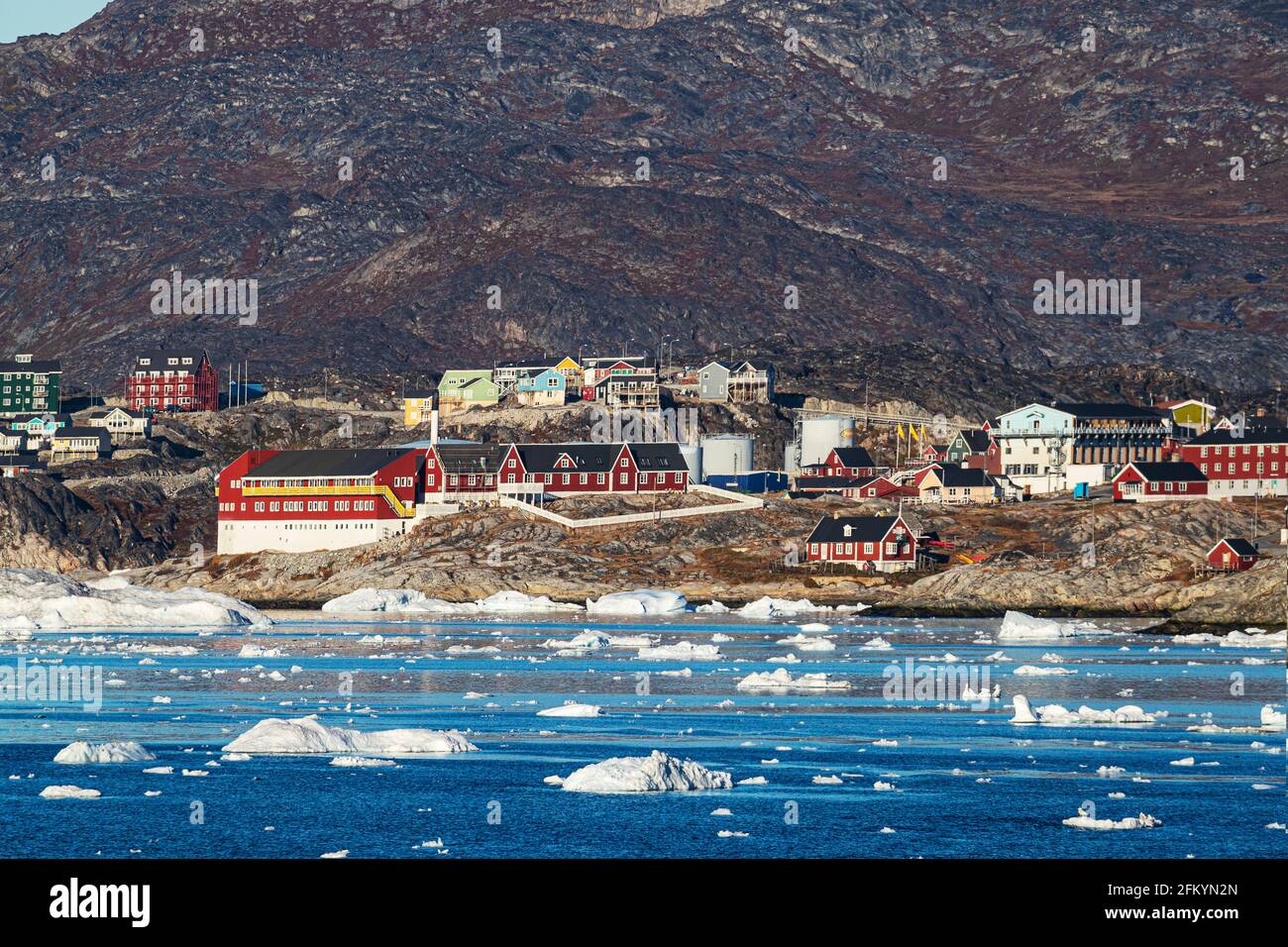 Vista dalla baia esterna della terza città più grande della Groenlandia, Ilulissat o Jakobshavn, Groenlandia. Foto Stock