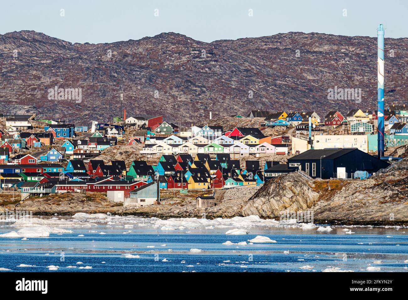 Vista dalla baia esterna della terza città più grande della Groenlandia, Ilulissat o Jakobshavn, Groenlandia. Foto Stock