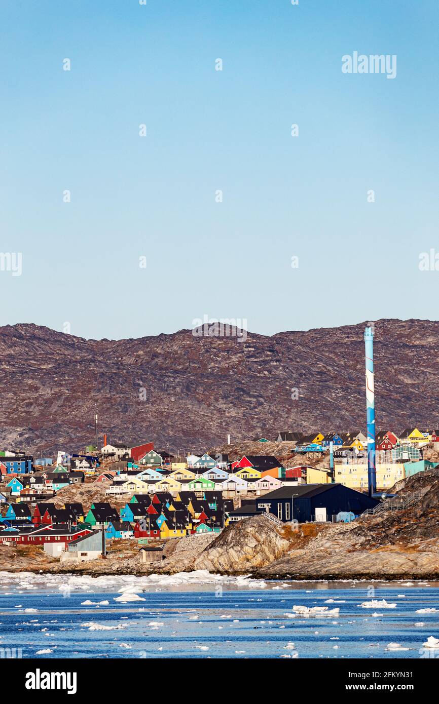 Vista dalla baia esterna della terza città più grande della Groenlandia, Ilulissat o Jakobshavn, Groenlandia. Foto Stock