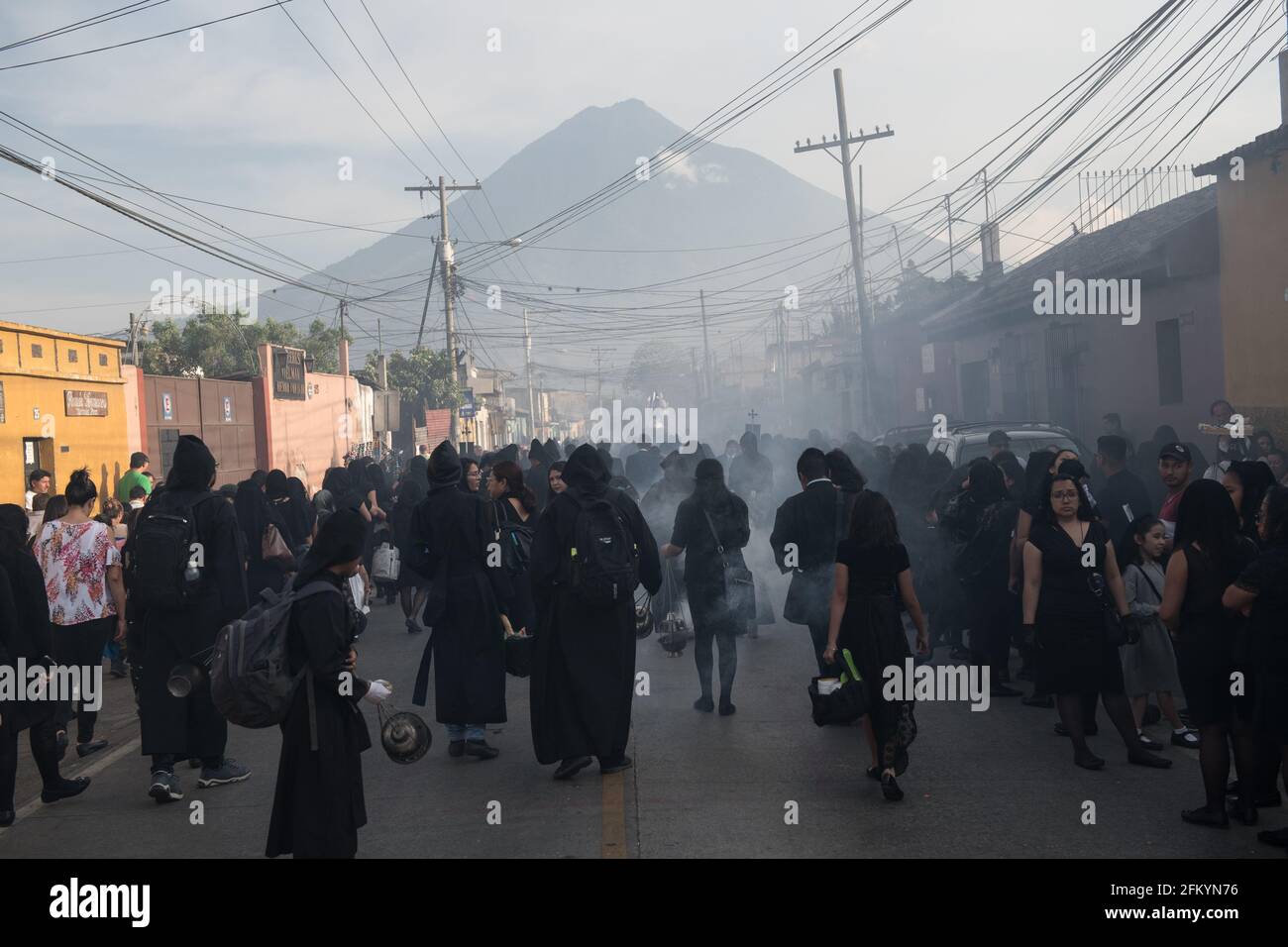 L'incenso riempie le strade mentre la gente partecipa a una processione Semana Santa durante la settimana Santa ad Antigua, Guatemala, una storica città coloniale. Foto Stock