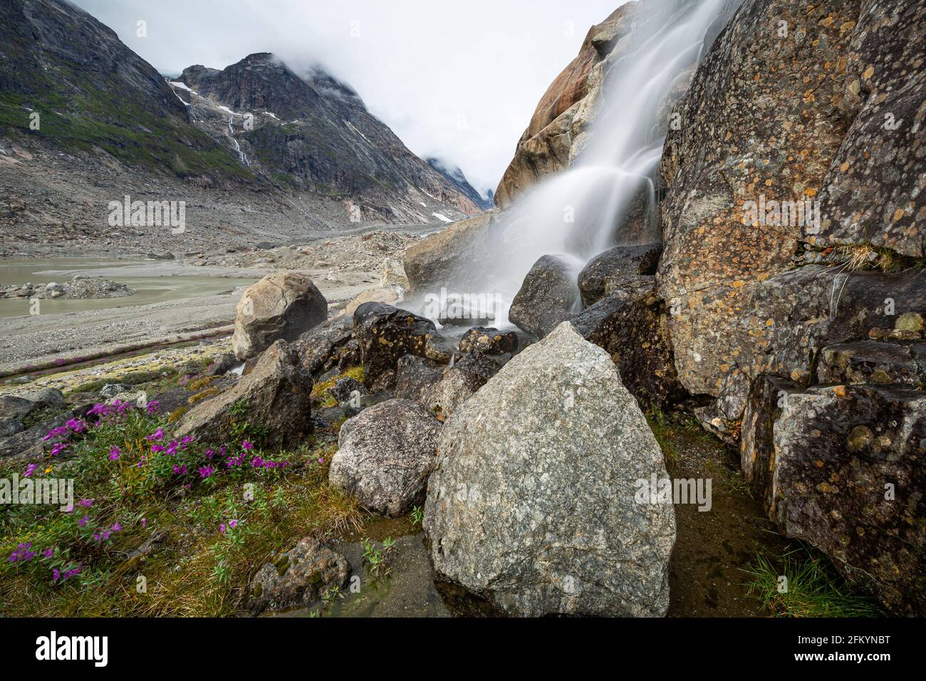 Piccola cascata dal fiume delle acque di fusione dal ghiacciaio Igdlorsuit, Prins Christian Sund, Groenlandia. Foto Stock