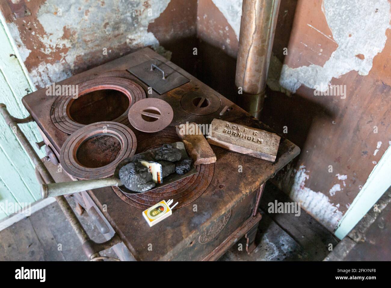 Myggbukta, una stazione radio e trapper nella Baia di Mackenzie, Groenlandia Mare in King Christian X Land, Groenlandia. Foto Stock