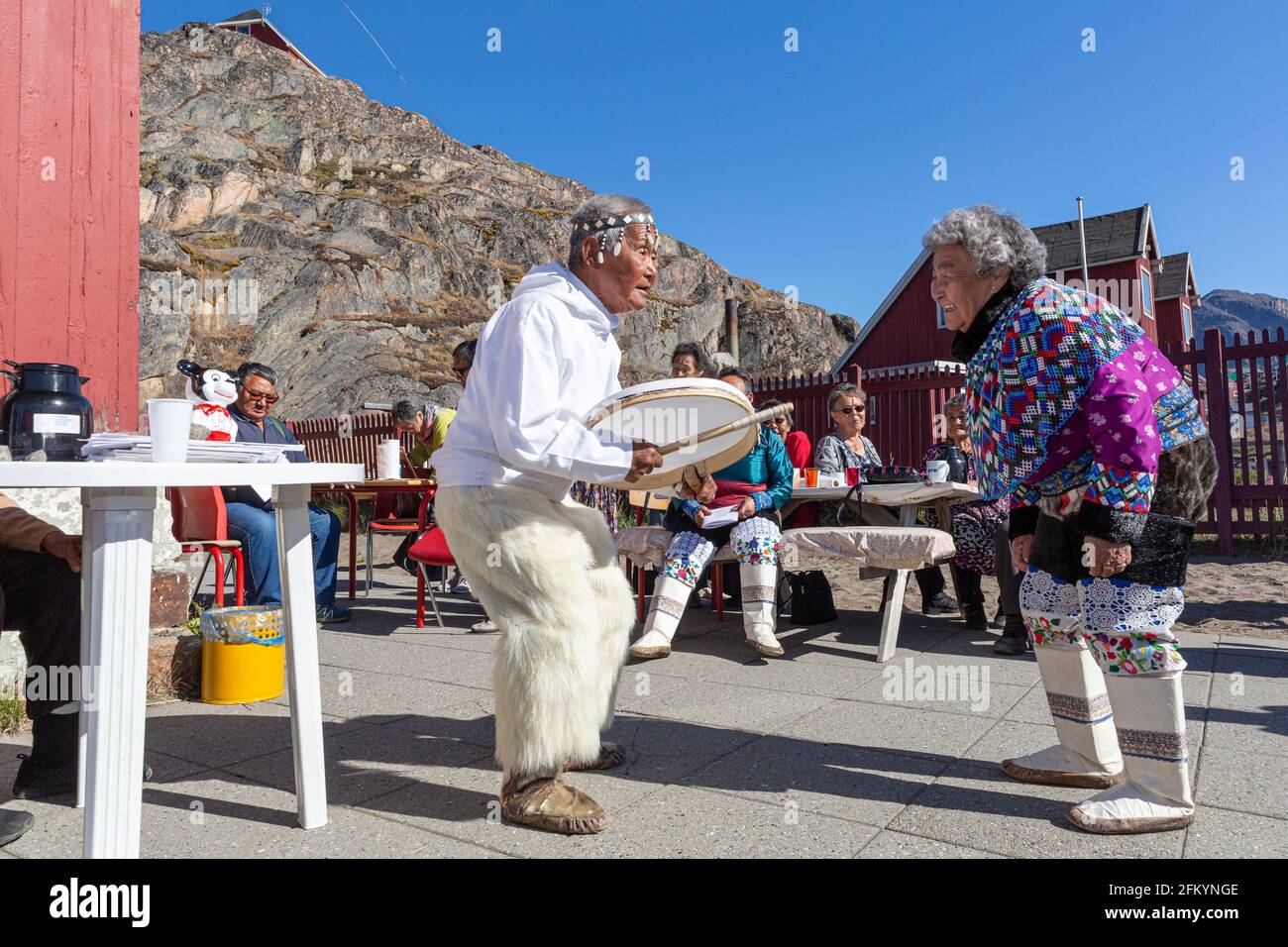 Danza tradizionale eseguita da anziani inuit in regalia a Sisimiut, Holsteinsborg, Groenlandia. Foto Stock