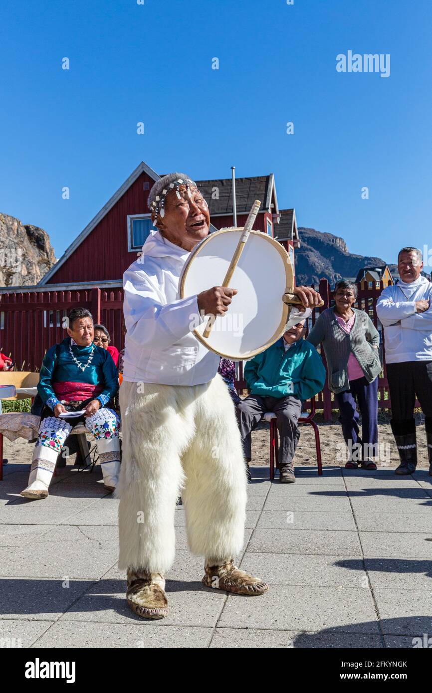 Danza tradizionale eseguita da anziani inuit in regalia a Sisimiut, Holsteinsborg, Groenlandia. Foto Stock