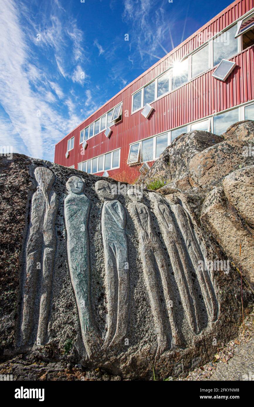 Opere d'arte rupestri scolpite, parte dell'esposizione di pietra e uomo, nel villaggio di Qaqortoq, ex Julianehåb, Groenlandia. Foto Stock