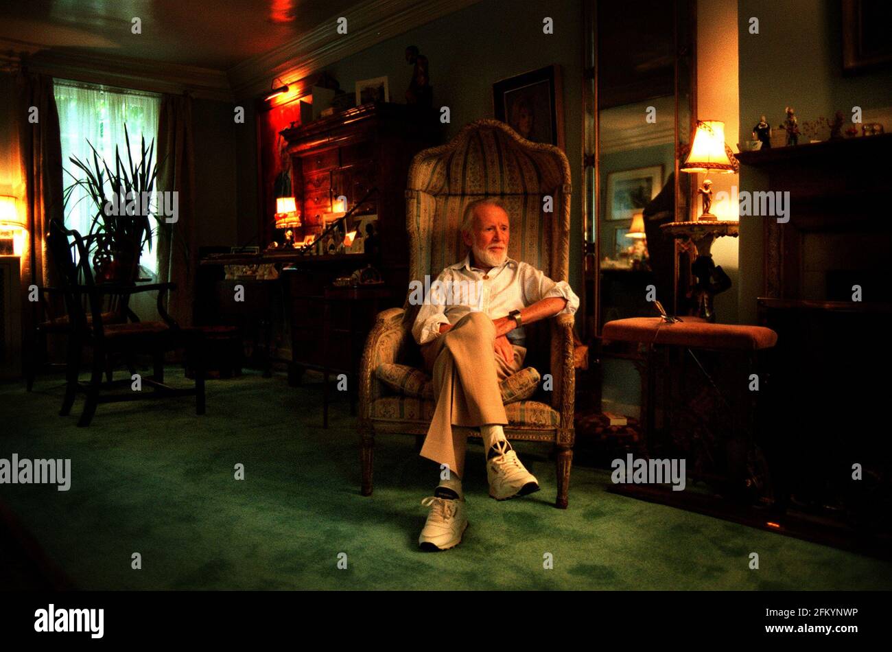 ATTORE BRITANNICO SIR JOHN MILLS ALLA SUA CASA IN BUCKINGHAMSHIRE. Foto Stock