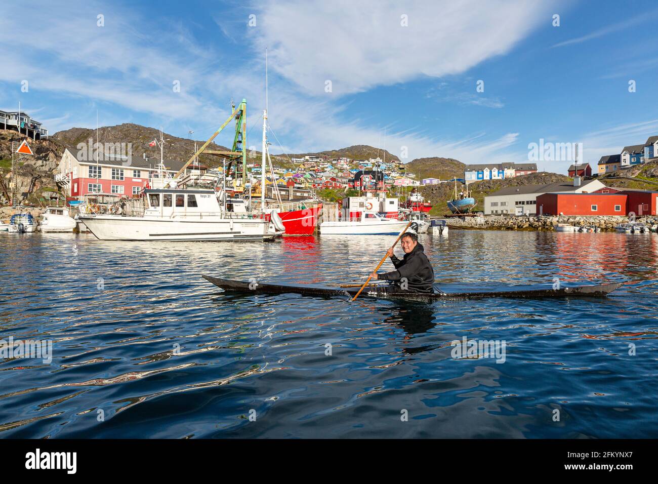 Il paddler locale dimostra le tecniche di kayak nella città groenlandese di Qaqortoq, Groenlandia. Foto Stock