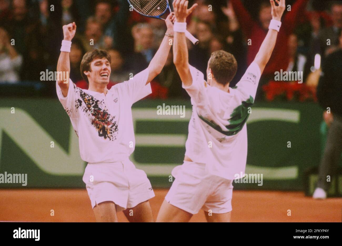 Duesseldorf, Germania, 05.12.1993, finale della Coppa Davis: Michael Stich e Patrick Kuehnen festeggiano. Foto Stock