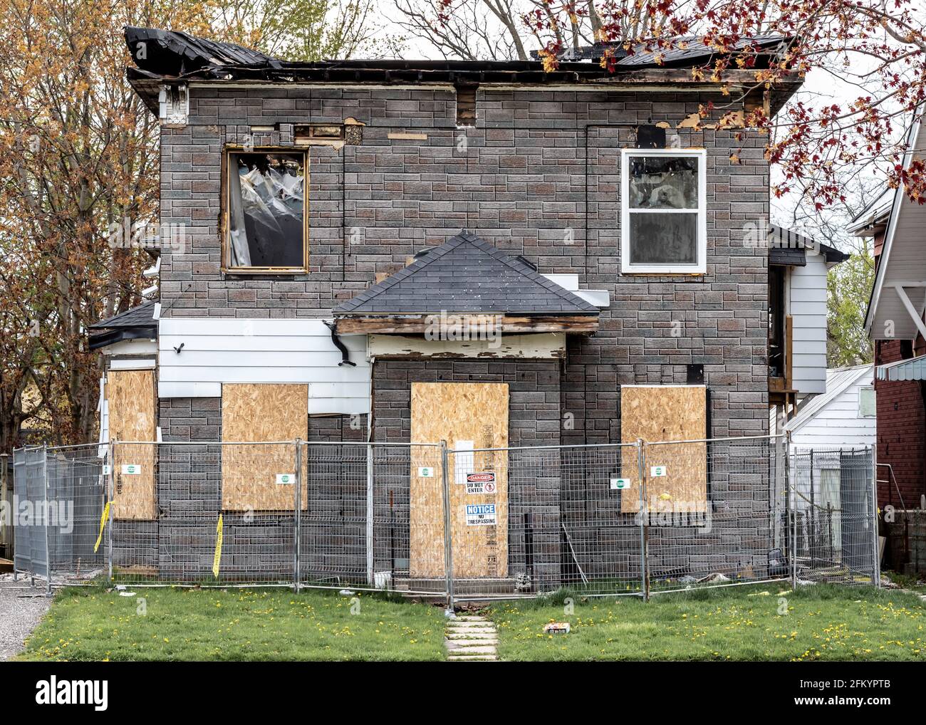 Casa residenziale bruciata dopo un incendio. La casa è caduto con una recinzione metallica e 'non entrare' e 'non trasgredire' segni. St. Thomas, Ontario. Foto Stock