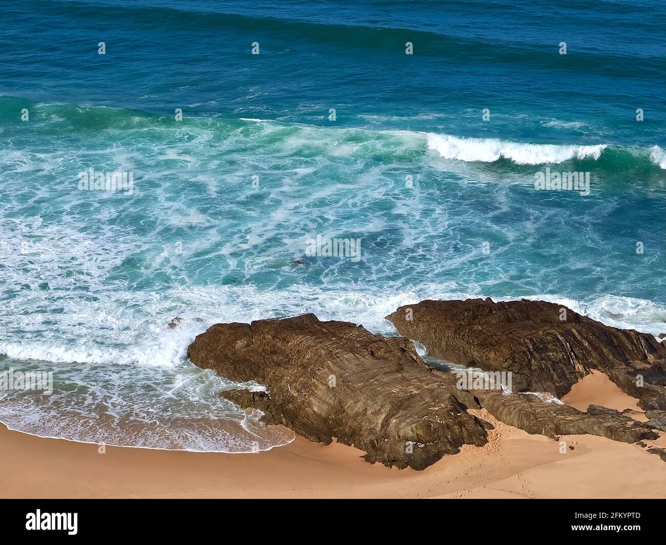 Bella stagcape con due rocce in blu oceano Foto Stock