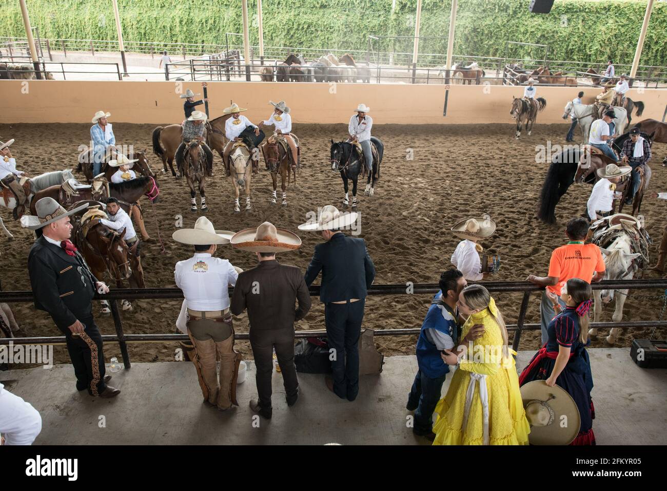 Charros si prepara dietro le quinte per la competizione Charreada al campeonato millonario lienzo de charro a Tlajomulco de Zuniga, Jalisco, Messico. Foto Stock