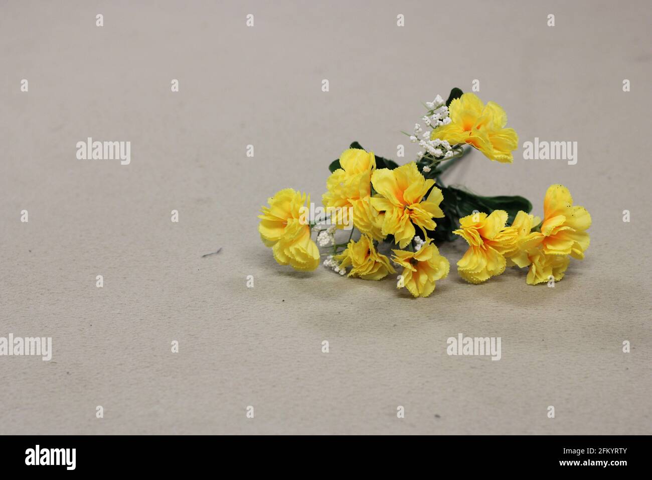 Mazzo di fiori gialli su sfondo marrone Foto Stock