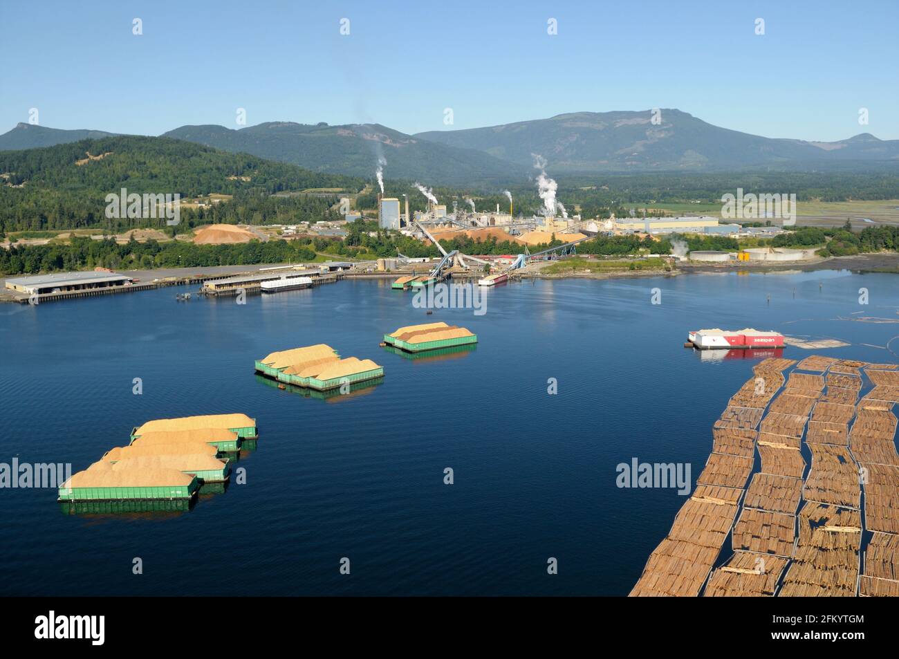 Foto aerea delle chiatte e dei bracci di legno di fronte al Catalyst Pulp and Paper Mill, Vancouver Island, British Columbia, Canada. Foto Stock