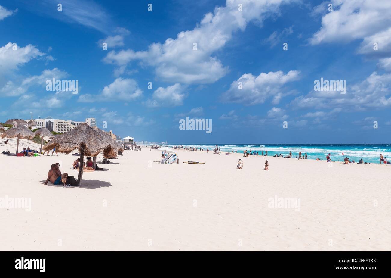 Le persone che prendono il sole sulla spiaggia dei delfini vicino al Mar dei Caraibi, Cancun, Messico. Foto Stock