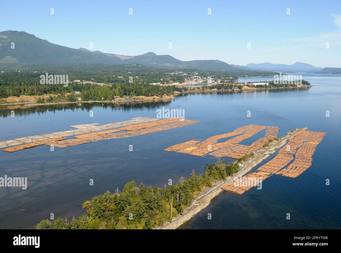 I bracci di tronchi immagazzinati nelle isole Shoal, l'estuario del fiume Chemainus, la valle di Chemainus. Fotografia aerea dell'isola di Vancouver, British Columbia, Canada. Foto Stock