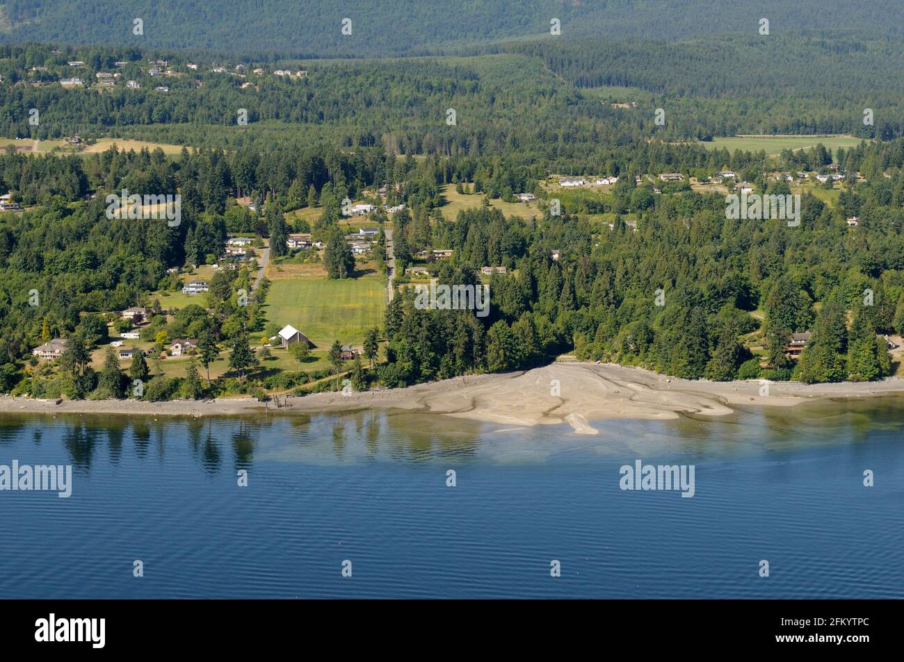 Fotografia aerea dell'estuario di Porter Creek e Willshire Rd., Chemainus, Vancouver Island, British Columbia, Canada. Foto Stock