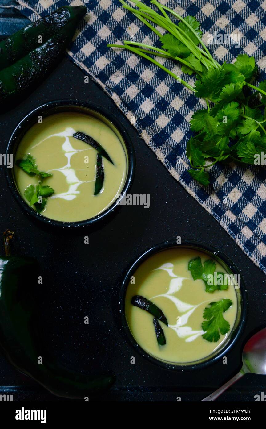 Crema di zuppa di Poblano di Chili. Cucina messicana vegetariana Foto Stock