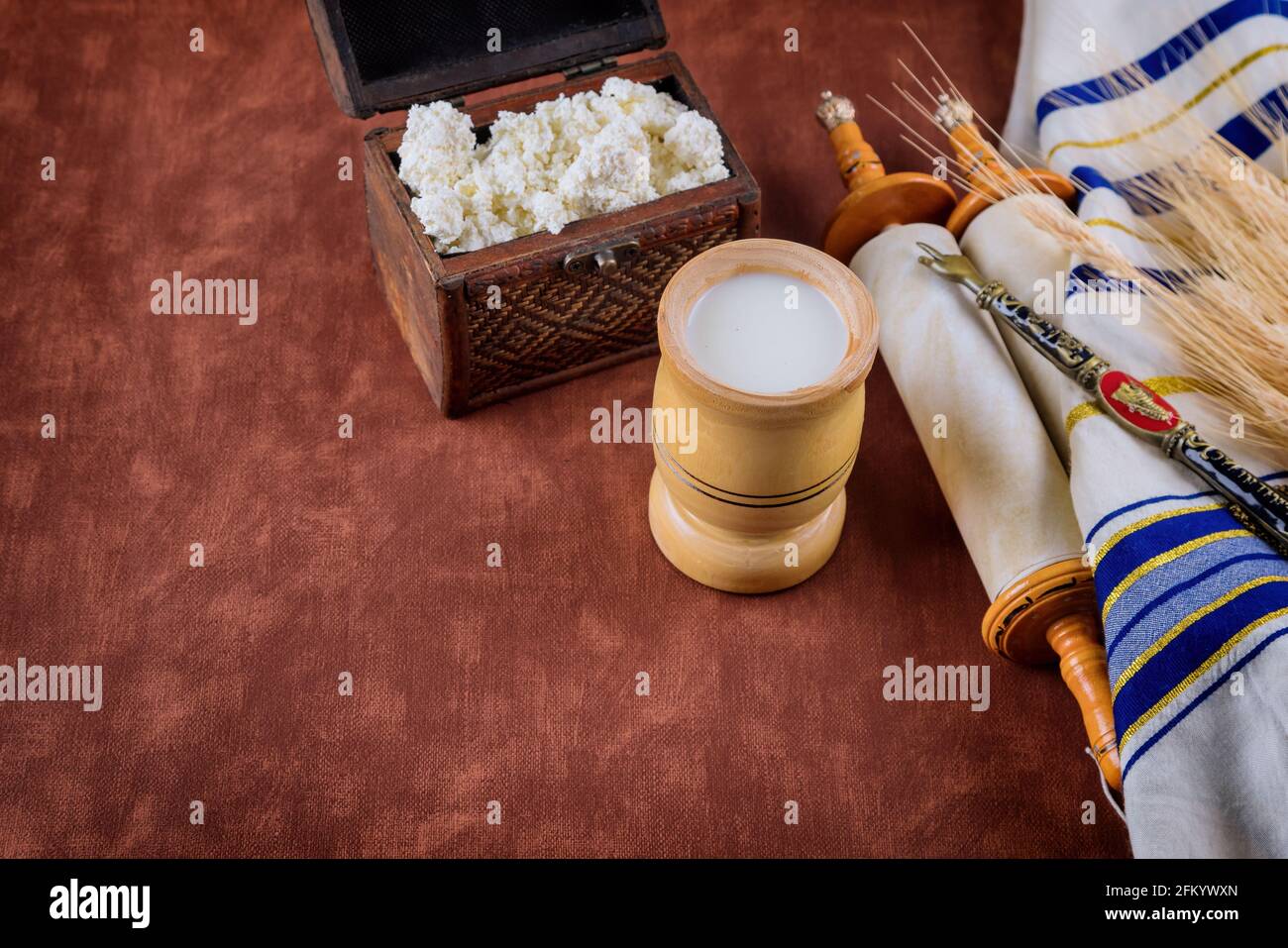 Simboli della vacanza ebraica Shavuot torah e shofar, grano su vecchio sfondo rosso. Foto Stock