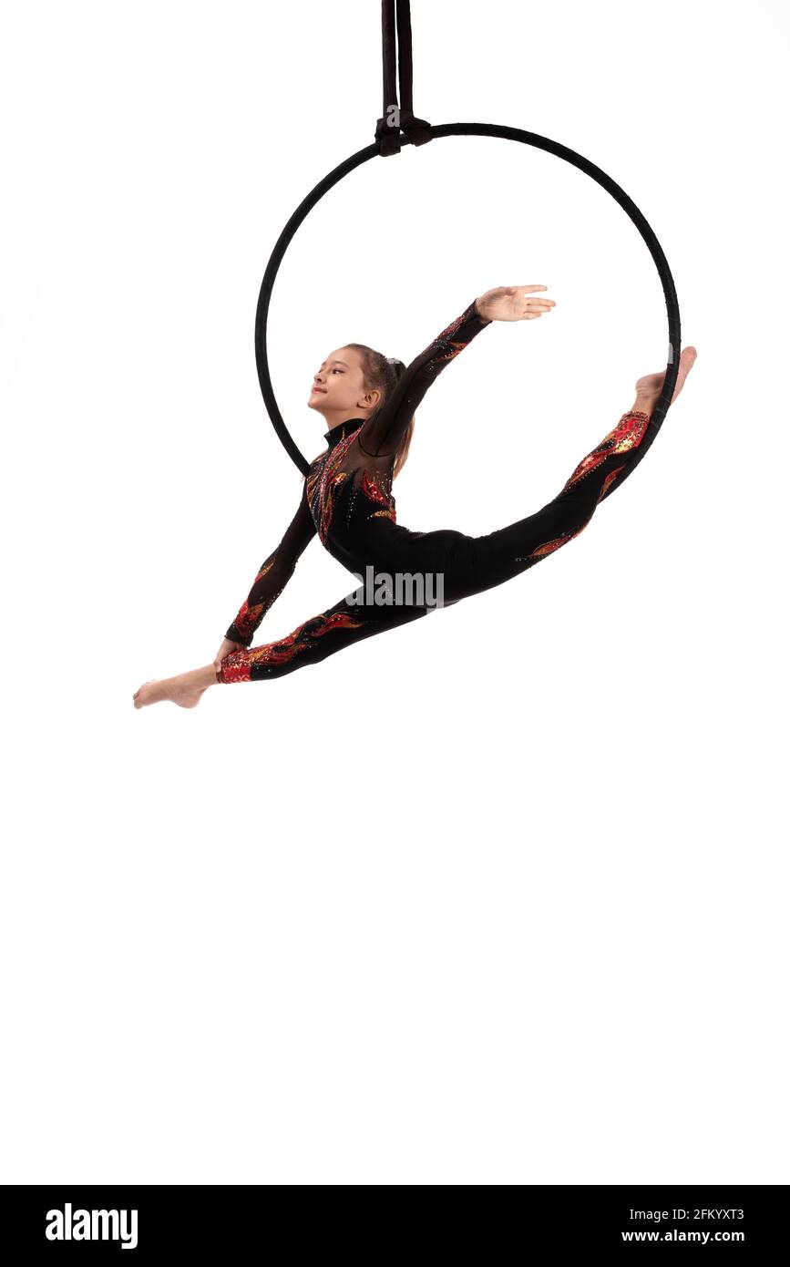 acrobata aerea che esegue trucco su hula hoop Foto Stock