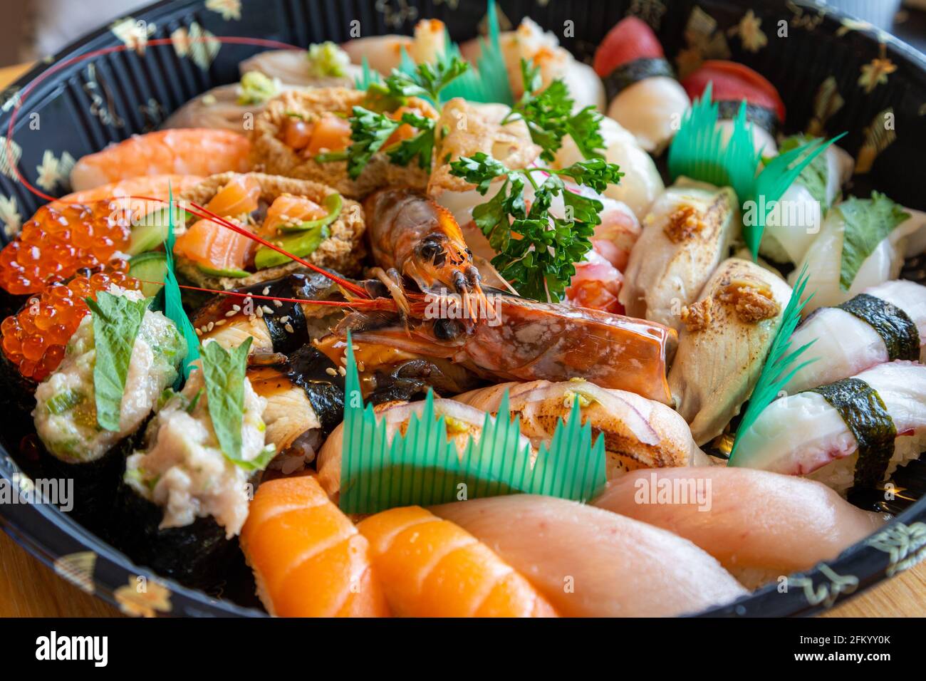Varietà di sushi giapponesi con tonno, salmone, gamberetti, capesante, calamari, pesce roe. Foto Stock