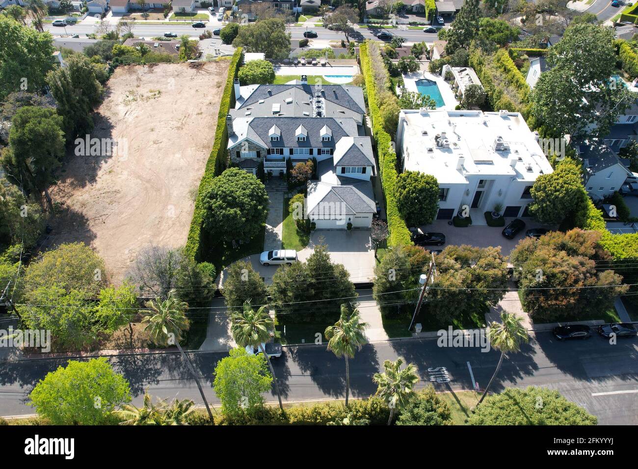 Una vista aerea della villa di proprietà di LeBron James, Domenica, 2 maggio 2021, nel quartiere Brentwood di Los Angeles. Foto Stock