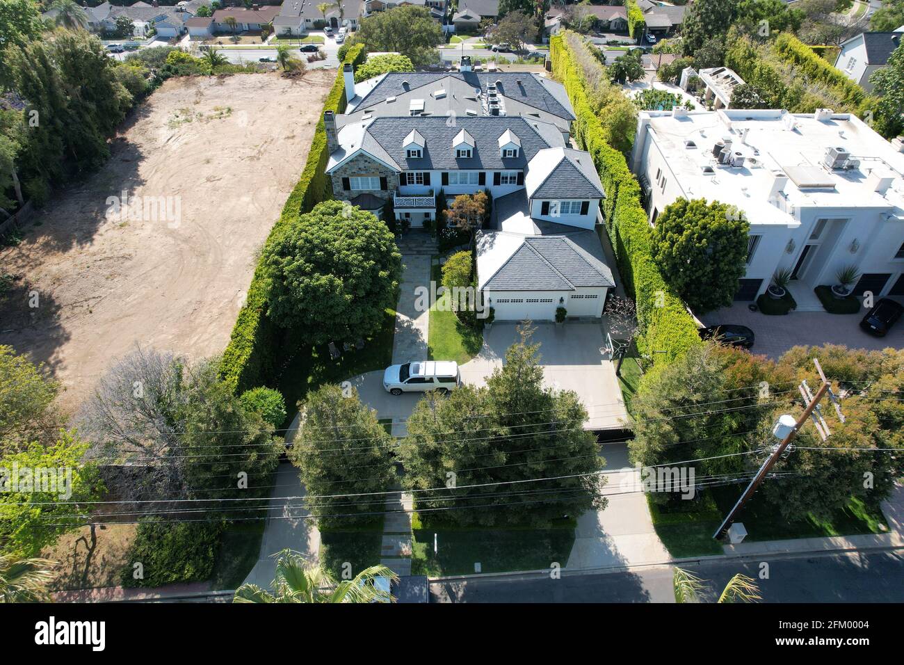 Una vista aerea della villa di proprietà di LeBron James, Domenica, 2 maggio 2021, nel quartiere Brentwood di Los Angeles. Foto Stock