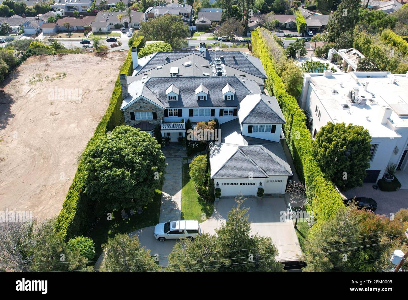 Una vista aerea della villa di proprietà di LeBron James, Domenica, 2 maggio 2021, nel quartiere Brentwood di Los Angeles. Foto Stock