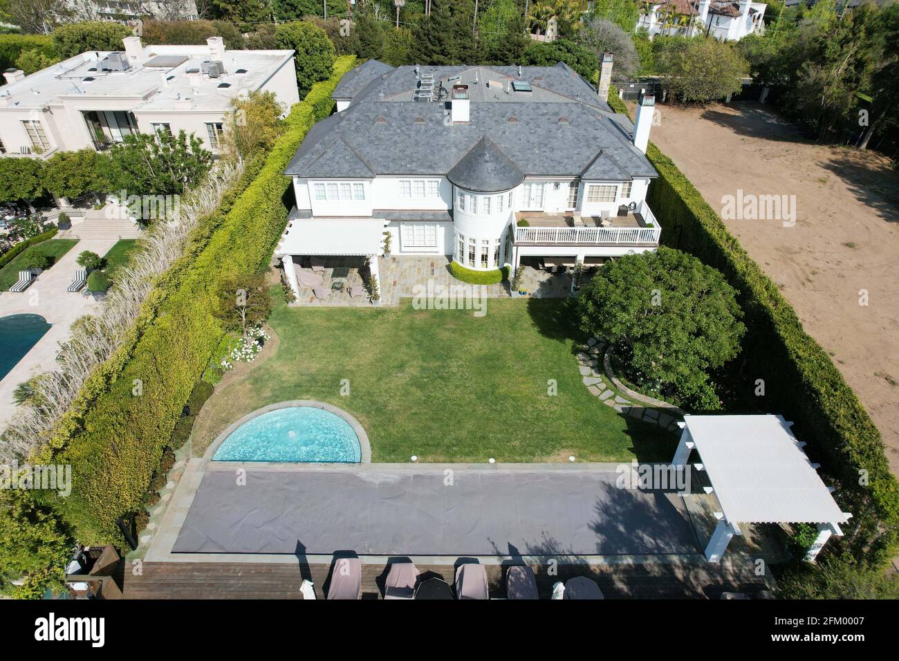Una vista aerea della villa di proprietà di LeBron James, Domenica, 2 maggio 2021, nel quartiere Brentwood di Los Angeles. Foto Stock