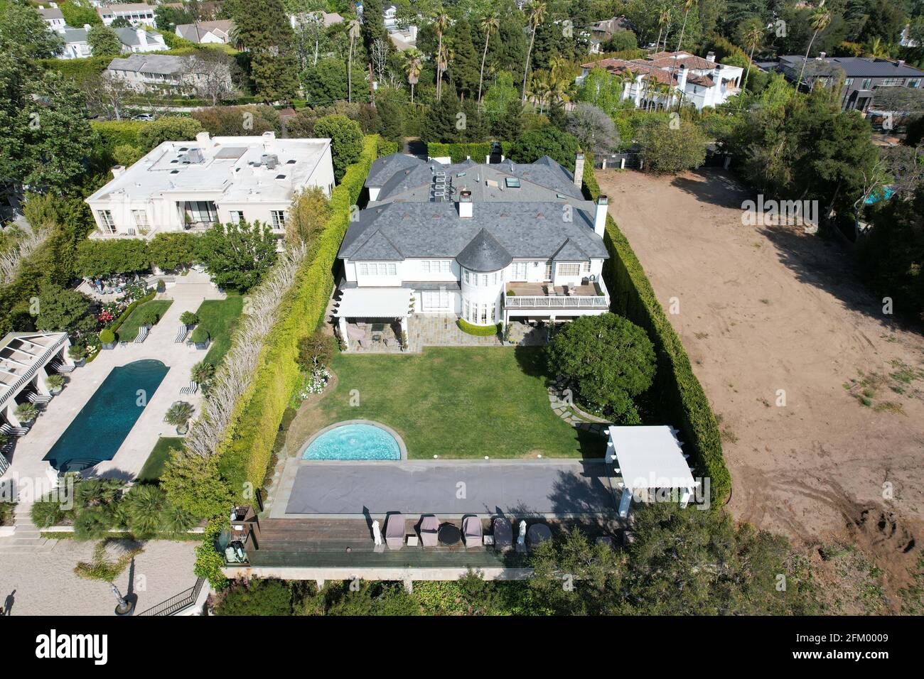 Una vista aerea della villa di proprietà di LeBron James, Domenica, 2 maggio 2021, nel quartiere Brentwood di Los Angeles. Foto Stock